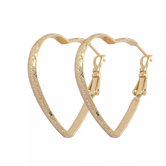 aretes arracadas chicas satinadas de corazon en oro laminado